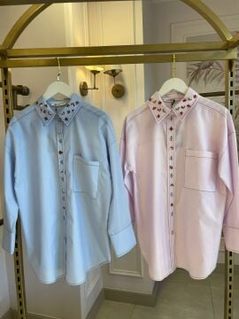 YEŞİM ÖZCAN ÇİÇEK İŞLEMELİ GÖMLEK MAVİ