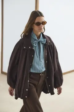 KADRİYE BAŞTÜRK DİK YAKA BÜZGÜLÜ BOMBER CEKET KAHVERENGİ