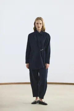 KADRİYE BAŞTÜRK TOKA DETAYLI ANVELOP GÖMLEK PANTOLON LACİVERT