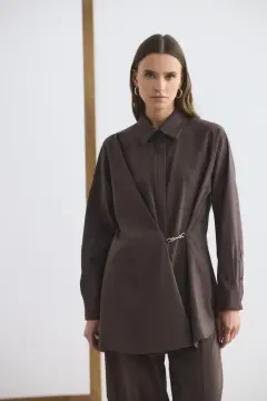 KADRİYE BAŞTÜRK TOKA DETAYLI ANVELOP GÖMLEK PANTOLON TAKIM KAHVERENGİ