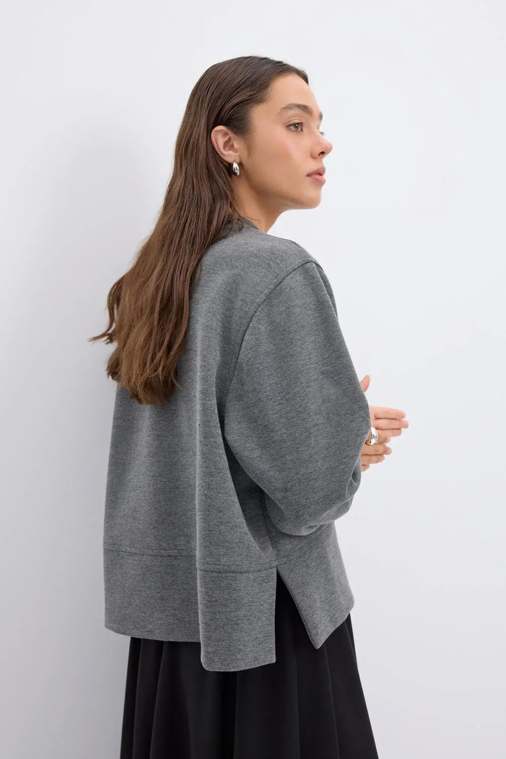 OVERSİZE KISA YANDAN YIRTMAÇLI OVERSİZE SWEAT