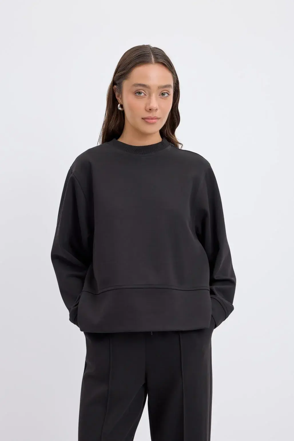 OVERSİZE KISA YANDAN YIRTMAÇLI OVERSİZE SWEAT