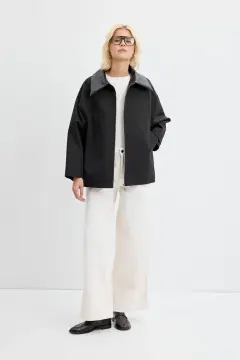 FERMUARLI DERİ YAKALI TRENCH