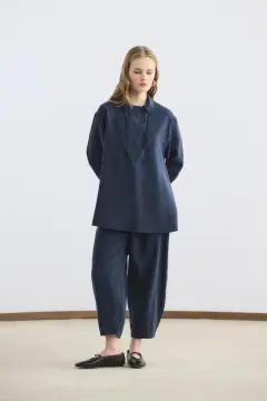 KADRİYE BAŞTÜRK YAKA DETAYLI TENSEL TUNİK PANTOLON TAKIM LACİVERT