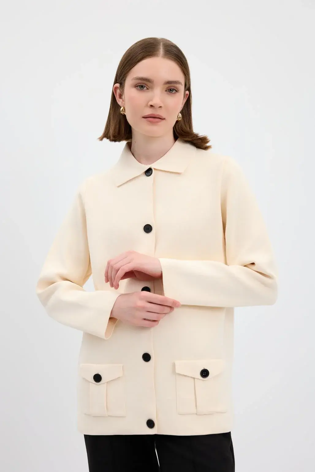 DÜZ RENK CEPLİ TRİKO HIRKA EKRU