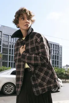 KADRİYE BAŞTÜRK DESENLİ KADİFE YAKALI KAPİTONE CEKET MONT SİYAH