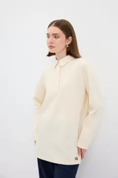 KADRİYE BAŞTÜRK POLO YAKA YANDAN YIRTMAÇLI SWEATSHİRT EKRU